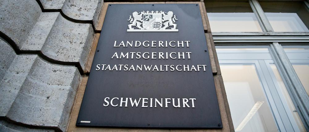 „Landgericht, Amtsgericht, Staatsanwaltschaft“ ist auf einer Tafel am Eingang vom Landgericht in Schweinfurt zu lesen (Symbolbild).