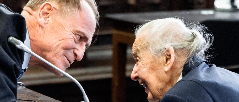 Ursula Haverbeck mit ihrem Verteidiger Wolfram Nahrath.