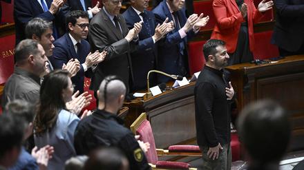 Der ukrainische Präsident Wolodymyr Selenskyj wird nach einer Rede in der Nationalversammlung beklatscht. 