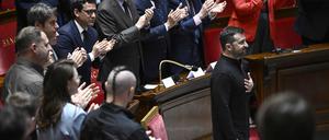 Der ukrainische Präsident Wolodymyr Selenskyj wird nach einer Rede in der Nationalversammlung beklatscht. 