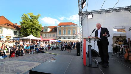 Linker Wahlkampf in Potsdam. Redner Gregor Gysi.