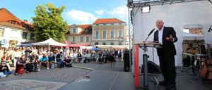Linker Wahlkampf in Potsdam. Redner Gregor Gysi.