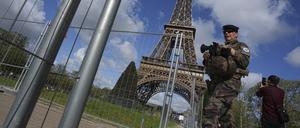 Ein Soldat patrouilliert an einer Baustelle auf dem Champ-de-Mars, in der Nähe des Eiffelturms, im Vorfeld der Olympischen Spiele 2024 in Paris.