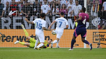 Folgenschwerer Fehler. Manuel Neuer lässt den Ball aus den Fingern flutschen. Giorgos Masouras staubt zum 1:0 für Griechenland ab.