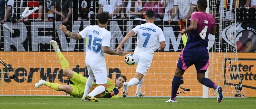 Folgenschwerer Fehler. Manuel Neuer lässt den Ball aus den Fingern flutschen. Giorgos Masouras staubt zum 1:0 für Griechenland ab.