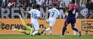 Folgenschwerer Fehler. Manuel Neuer lässt den Ball aus den Fingern flutschen. Giorgos Masouras staubt zum 1:0 für Griechenland ab.