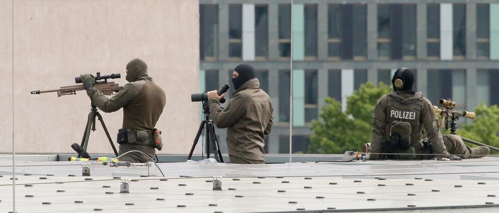 Im Mai 2023 sichern Scharfschützen der Polizei das Gelände vom Dach des Bundeskanzleramtes für den Besuch des Präsidenten der Ukraine. (Archivbild)