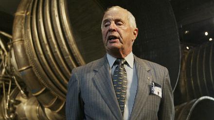 Der Pilot der Apollo 8-Mondlandefähre, General William Anders, spricht zu Reportern vor dem hinteren Ende der Saturn 5, den F-1-Raketentriebwerken der ersten Stufe der Apollo 11/Saturn 5-Trägerrakete am 20. Juli 2004 in Washington. 