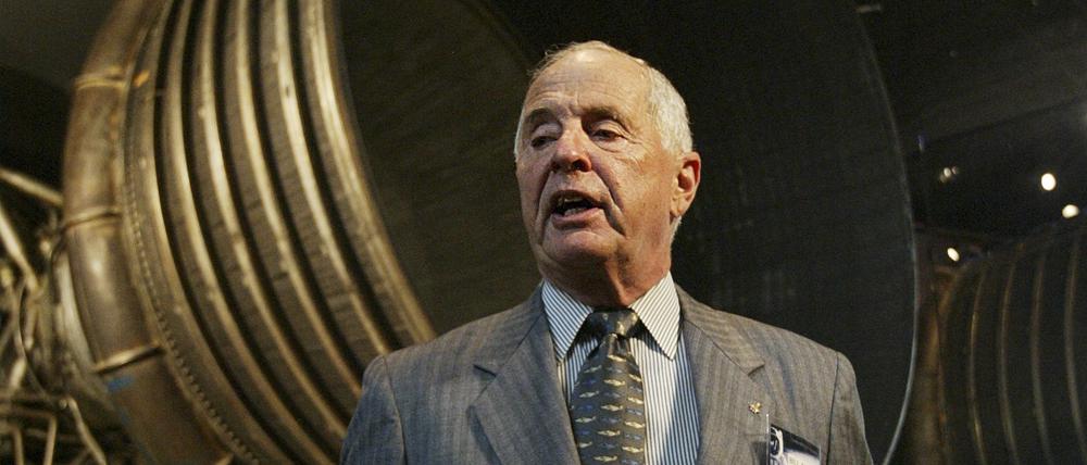 Der Pilot der Apollo 8-Mondlandefähre, General William Anders, spricht zu Reportern vor dem hinteren Ende der Saturn 5, den F-1-Raketentriebwerken der ersten Stufe der Apollo 11/Saturn 5-Trägerrakete am 20. Juli 2004 in Washington. 