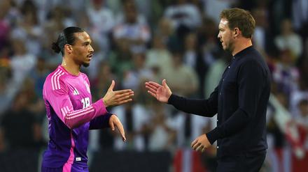 Leroy Sané (links) und Bundestrainer Julian Nagelsmann nach dem Testspiel gegen Griechenland.