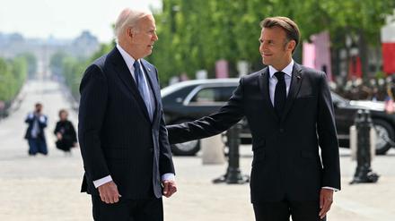 US-Präsident Joe Biden (L) und Frankreichs Präsident Emmanuel Macron (R) nehmen an einer Zeremonie im Rahmen eines Staatsbesuchs in Frankreich am Arc de Triomphe in Paris am 8. Juni 2024 teil. 