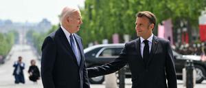 US-Präsident Joe Biden (L) und Frankreichs Präsident Emmanuel Macron (R) nehmen an einer Zeremonie im Rahmen eines Staatsbesuchs in Frankreich am Arc de Triomphe in Paris am 8. Juni 2024 teil. 