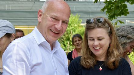 Der Regierende Bürgermeister von Berlin, Kai Wegner (CDU), besucht am 08.06.2024 in Friedrichshain mit Bezirksbürgermeisterin Clara Herrmann (Grüne) zum Tag der Stadtnatur einen Workshop im Gemeinschaftsgarten MenschenskinderGarten.