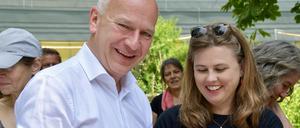 Der Regierende Bürgermeister von Berlin, Kai Wegner (CDU), besucht am 08.06.2024 in Friedrichshain mit Bezirksbürgermeisterin Clara Herrmann (Grüne) zum Tag der Stadtnatur einen Workshop im Gemeinschaftsgarten MenschenskinderGarten.