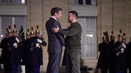 Hilfe in der Not. Der ukrainische Präsident Selenskyj und Frankreichs Staatschef Macron. 