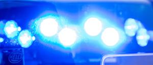 Ein Blaulicht leuchtet an einer Polizeistreife.