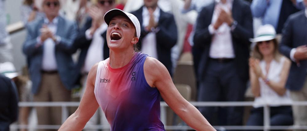 Tennis - French Open - Roland Garros, Paris, France - June 8, 2024
Poland's Iga Swiatek celebrates winning her final match against Italy's Jasmine Paolini REUTERS/Gonzalo Fuentes