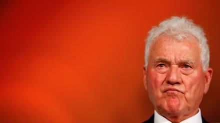 Der österreichische Unternehmer und Milliardär Frank Stronach stellt sich den Fragen der Journalisten während einer Pressekonferenz in Wien am 27. September 2012.  