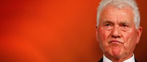 Der österreichische Unternehmer und Milliardär Frank Stronach stellt sich den Fragen der Journalisten während einer Pressekonferenz in Wien am 27. September 2012.  