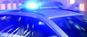 ARCHIV - 06.08.2015, Schleswig-Holstein, Flensburg: ILLUSTRATION - Ein Streifenwagen der Polizei steht mit eingeschaltetem Blaulicht auf der Straße. (zu dpa: «Mann nach Schlägerei in Nürnberg in Lebensgefahr - zwei Festnahmen») Foto: Carsten Rehder/dpa +++ dpa-Bildfunk +++