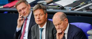Christian Lindner (l-r, FDP), Bundesminister der Finanzen, Robert Habeck (Bündnis 90/Die Grünen), Bundesminister für Wirtschaft und Klimaschutz, und Bundeskanzler Olaf Scholz (SPD) nehmen an der Sitzung des Bundestags teil.