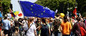 Junge Demonstranten mit einer Europaflagge bei einem Protest gegen rechts in Berlin.