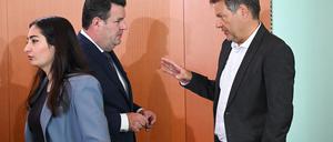 Bundesarbeitsminister Hubertus Heil (zweiter von links) spricht mit Wirtschafts- und Klimaminister Robert Habeck (rechts) vor der Kabinettssitzung im Kanzleramt Anfang Juni.
