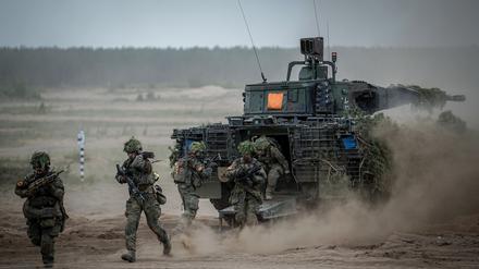 Soldaten der Bundeswehr springen zum Abschluss bei einer Nato-Übung aus einem Puma-Schützenpanzer. 