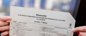 Ein Stimmzettel für die Europawahl 2024 des Landes Berlin wird bei der Vorstellung der Wahllisten und -benachrichtigungen sowie der Briefwahlkampagne zur Europawahl 2024 im Europäischen Haus gezeigt.