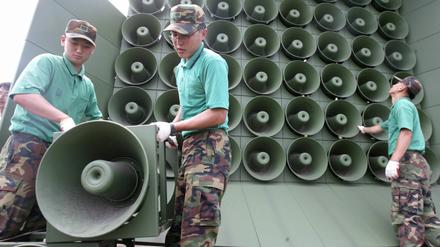 Die am 11. August 2015 vom südkoreanischen Verteidigungsministerium veröffentlichte Aufnahme, zeigt südkoreanische Soldaten, die Lautsprecher an der Grenze zu Nordkorea installieren. 