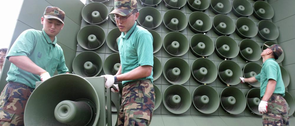 Die am 11. August 2015 vom südkoreanischen Verteidigungsministerium veröffentlichte Aufnahme, zeigt südkoreanische Soldaten, die Lautsprecher an der Grenze zu Nordkorea installieren.
