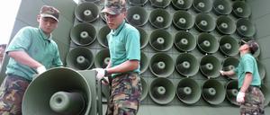Die am 11. August 2015 vom südkoreanischen Verteidigungsministerium veröffentlichte Aufnahme, zeigt südkoreanische Soldaten, die Lautsprecher an der Grenze zu Nordkorea installieren. 