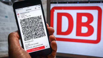 Auf einem Smartphone wird eine Bahncard angezeigt. 