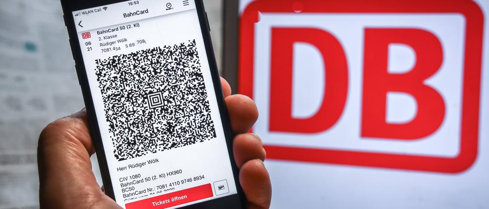 Auf einem Smartphone wird eine Bahncard angezeigt.