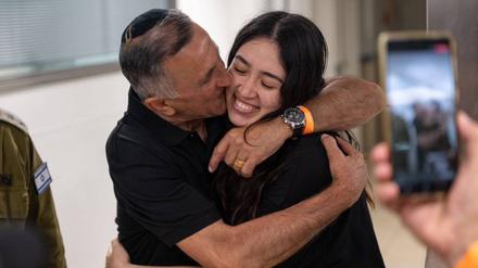 Wiedervereint nach 245 Tagen Gefangenschaft: Die befreite Geisel Noa Argamani (25) mit ihrem Vater.