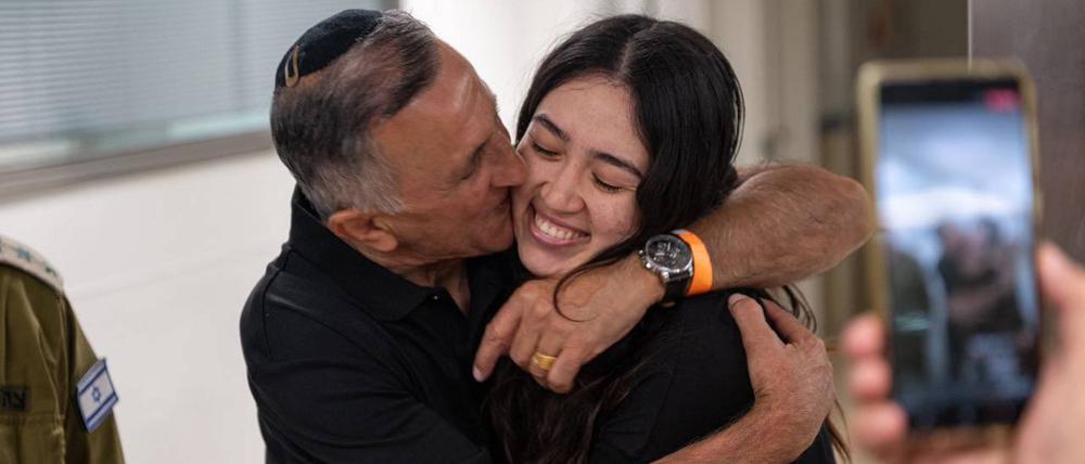 Wiedervereint nach 245 Tagen Gefangenschaft: Die befreite Geisel Noa Argamani (25) mit ihrem Vater.