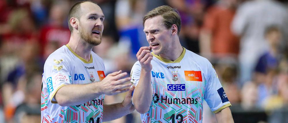 Die Magdeburger Christian O’Sullivan (l.) und Janus Smarason hatten nach dem verlorenen Halbfinale gegen Aalborg viel Gesprächsbedarf.