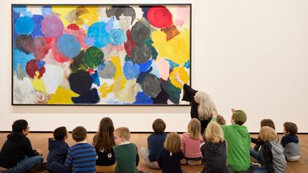 Museumspädagogik mit den „Chromatischen Scheiben“ von Ernst Wilhelm Nay aus dem Jahr 1960.