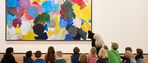 Museumspädagogik mit den „Chromatischen Scheiben“ von Ernst Wilhelm Nay aus dem Jahr 1960.