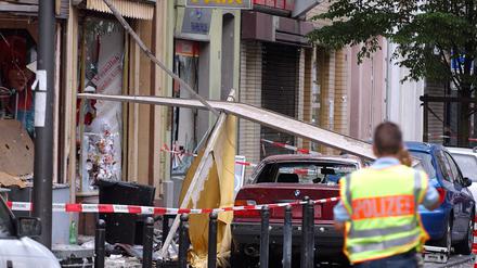 Ein Polizist sichert die Spuren einer Explosion in der Keupstraße. Am 9. Juni 2004 hatten NSU-Mitglieder vor einem Friseursalon eine Nagelbombe gezündet. 22 Menschen wurden verletzt, vier davon schwer. 