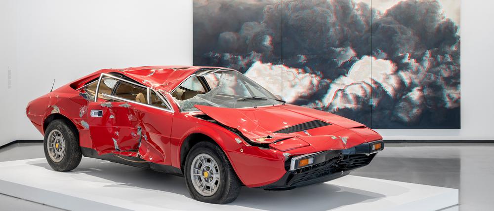 Bertrand Lavier holte 1993 einen verbeulten Ferrari vom Schrottplatz und nannte es In Anlehnung an Duchamps Readymades „ready-destroyed“.