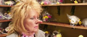 Mika Rottenbergs verrückte Welt: In „No Nose Knows“ tritt eine Frau im Blumenladen auf, deren Riechorgan sich wegen einer Allergie zu einer Pinocchio-Nase ausdehnt.
