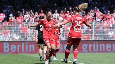 Sarah Abu Sabbah (links) und Dina Orschmann bejubeln eins der vielen Tore gegen Henstedt-Ulzburg.