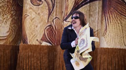 Ein Beamter? Zumindest glauben ihm das alle. Paul Sies als „Der Revisor“ am Hans Otto Theater.