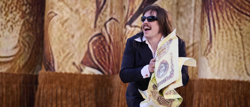 Ein Beamter? Zumindest glauben ihm das alle. Paul Sies als „Der Revisor“ am Hans Otto Theater.
