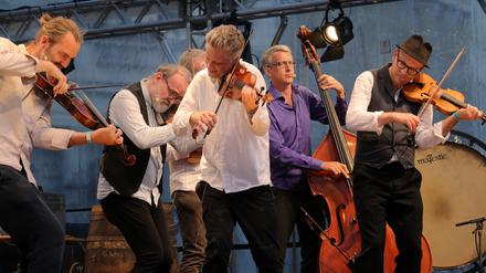 Die Musikfestspiele begannen am Freitag mit Barocktanz in der Friedenskirche, am Samstag gefolgt von einem Openairauftritt der Alehouse Boys am Alten Markt.