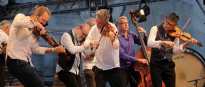 Die Musikfestspiele begannen am Freitag mit Barocktanz in der Friedenskirche, am Samstag gefolgt von einem Openairauftritt der Alehouse Boys am Alten Markt.