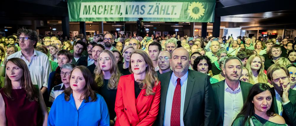 Emily Büning (Politische Bundesgeschäftsführerin), Ricarda Lang (Vorsitzende), Terry Reintke (Spitzenkandidatin), Omid Nouripour´(Vorsitzender) und Sergey Lagodinsky (Spitzenkandidat) bei der Wahlparty der Grünen