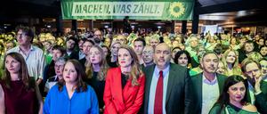 Emily Büning (Politische Bundesgeschäftsführerin), Ricarda Lang (Vorsitzende), Terry Reintke (Spitzenkandidatin), Omid Nouripour´(Vorsitzender) und Sergey Lagodinsky (Spitzenkandidat) bei der Wahlparty der Grünen