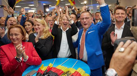 AfD-Chefs Alice Weidel (M.) und Tino Chrupalla (Mitte r.)
